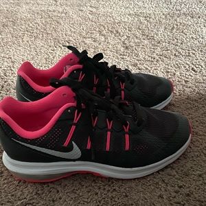 Brand New Women Nike Max Dynasty Sneakers size 5